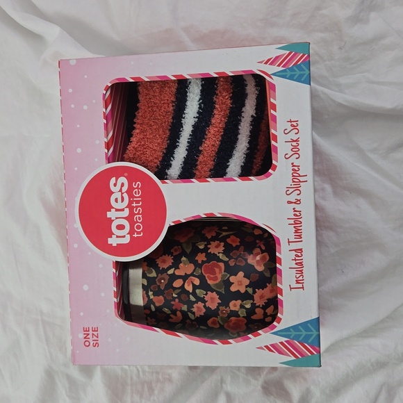 Brand new insulated tumbler and slipper sock set - Picture 1 of 2